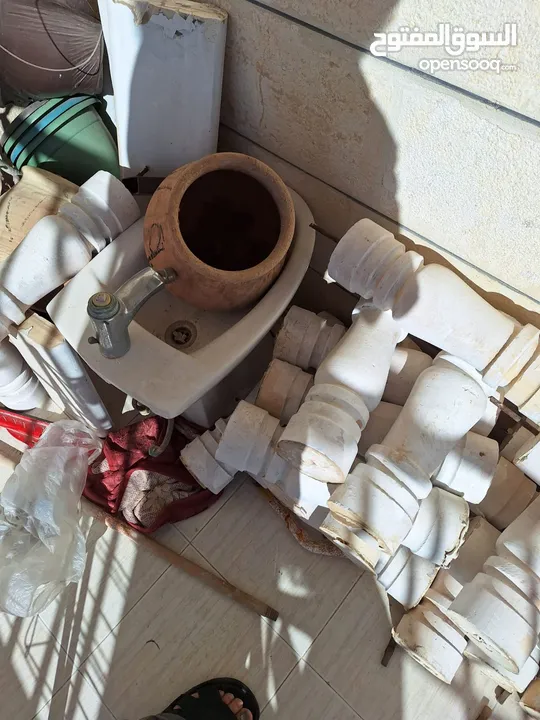 أغراض حمامات  بانيو فيربلاس عدد 2 _مغسله مع قاعدة عامودية عدد 3 _حوض فرنجي كامل عدد 3 _شطافة عدد 2