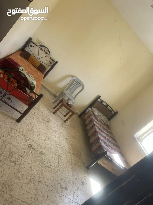 غرفة للإيجار تتسع لشخصين مفروشة جزئيا درج بدون أصانصيل في أم الشرايط
