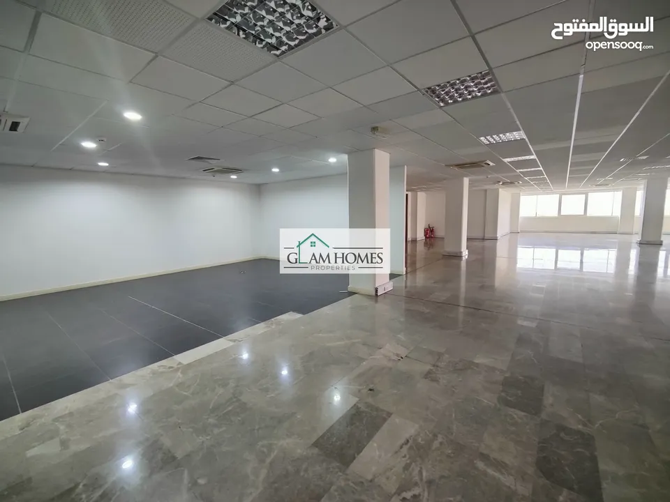 Highly spacious office space for rent in Shatti Al Qurum Ref: 717H
