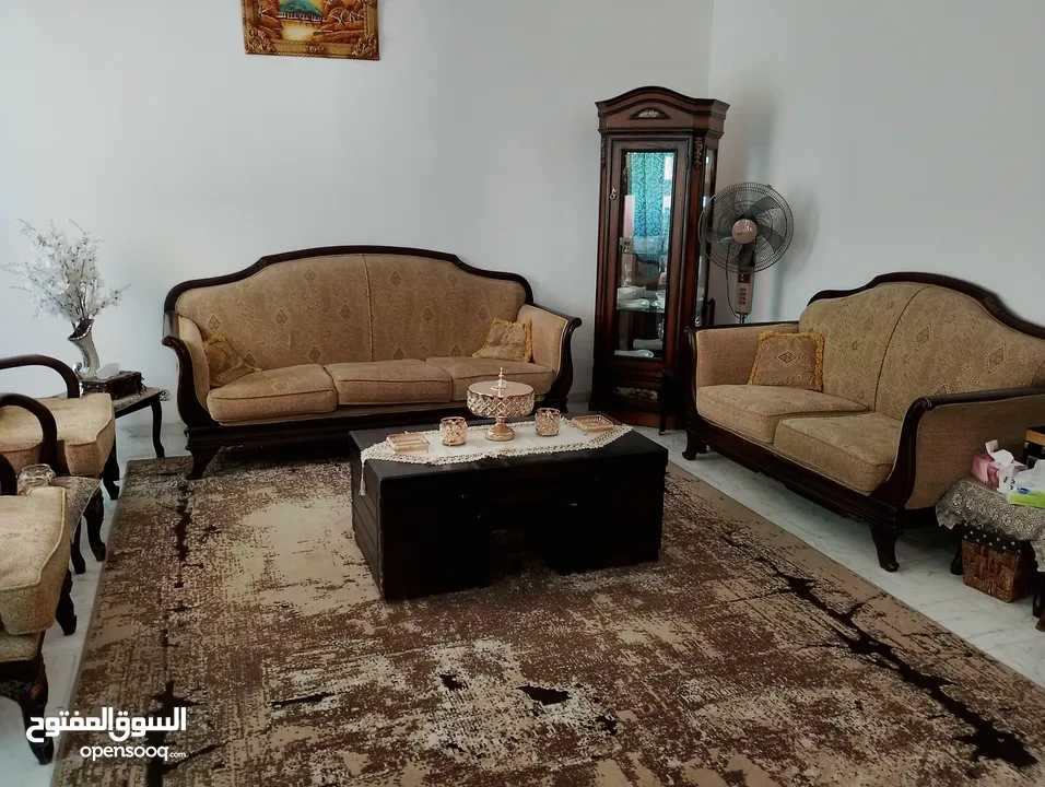 طقم كنب 7مقاعد للبيع وطقم طربيزات مكون من 5طربيزات