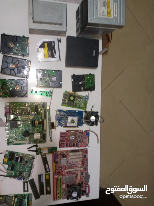 قطع كمبيوتر وطابعه وشاشه كمبيوتر وفوقهم كمان كيس عدد 4 ناقصات قطع الكيس كلهم كوم