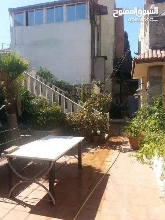 للبيع عمارة تجاري طولي في الأشرفية حي الارمن شارع حاتم الطائي بجانب معجنات جوهرة ارمينيا.