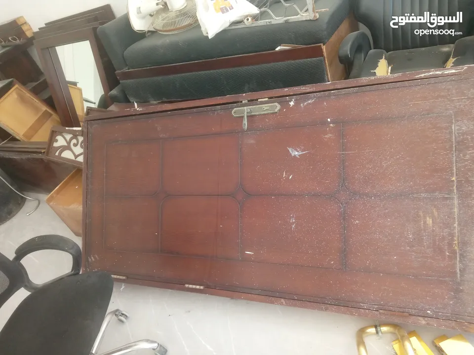 باب خشب بحاله جيده كامل بسعر جيد وماكنه سيكوريت مع اكسسوارت الباب ايطاالي