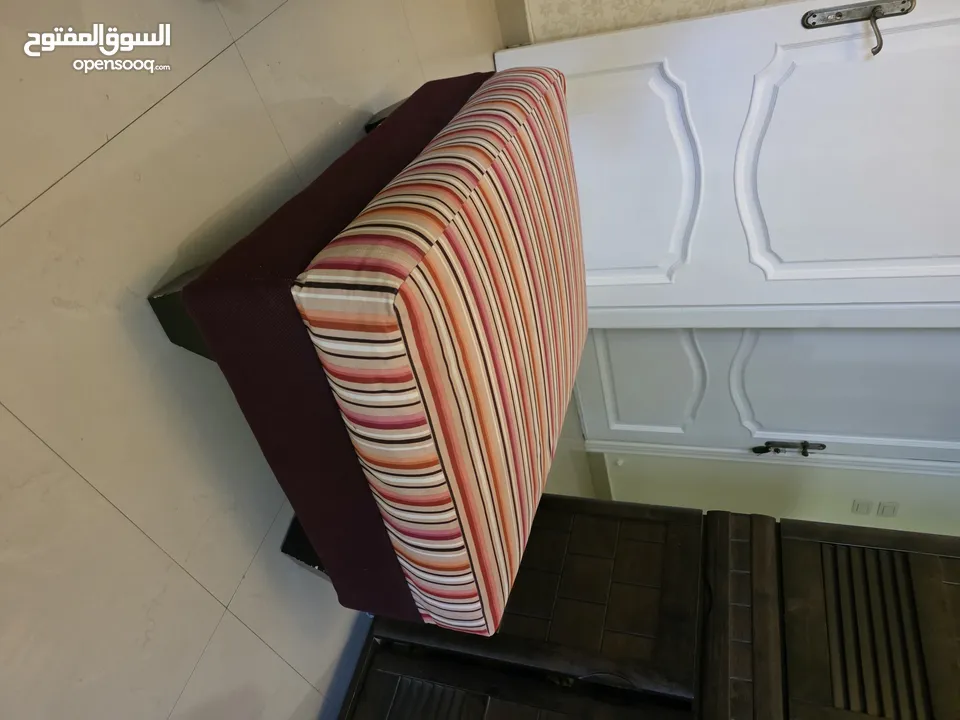 كنبة مفردة مع بفة بحالة ممتازة بسعر مغري جداً