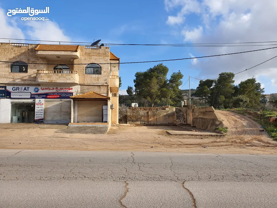 عمارة تجارية و سكنية  في جرش للبيع العمارة على شارعين    شارع رئيسي و شارع فرعي في منطقة حيوية