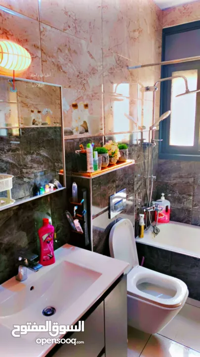 شقة للبيع في سطح مرحبا- الشرفة (يبعد اقل من 5 دقائق عن دوار المنارة)