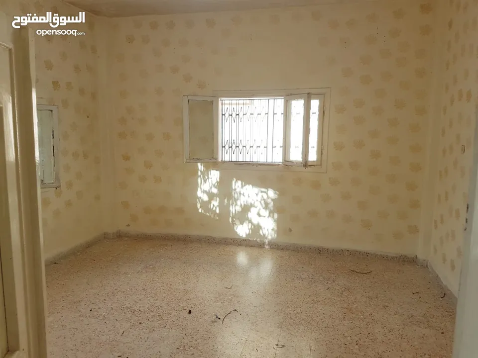 بيت للبيع في الحصن "قوشان مستقل" على مساحة ارض 908 م2 قرب شارع اربد عمان الرئيسي وصيدلية الشتاء