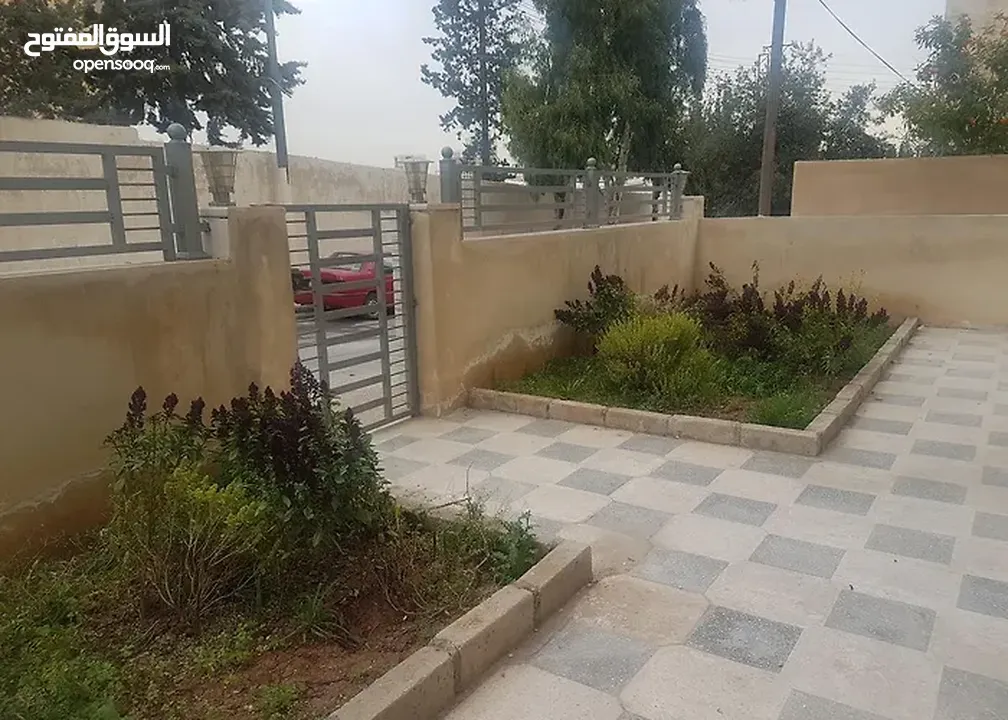 مبنى للبيع