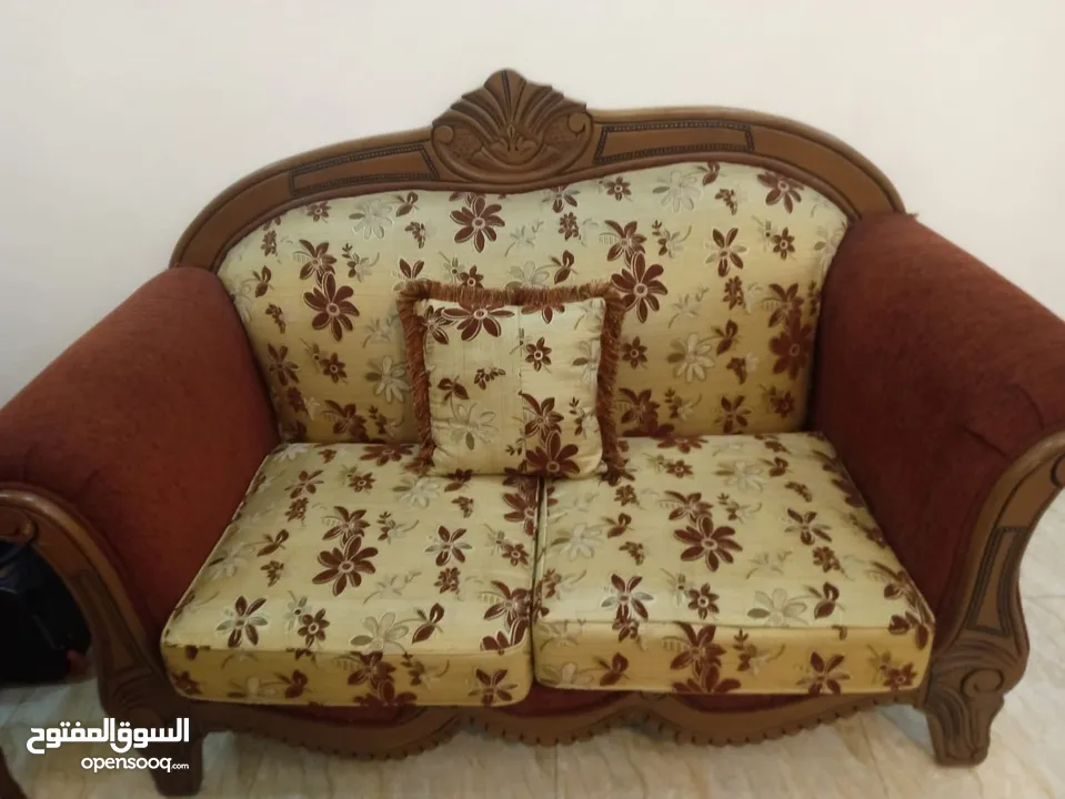 كنب ضيوف تفصيل خشب زان مستعمل بحالة شبه جديدة خامة ممتازة وتصميم فخم - مريح وألوان جميلة  - لا يفوتك