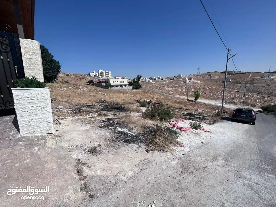 ارض سكنية مساحة 890 متر على 3 شوارع للبيع