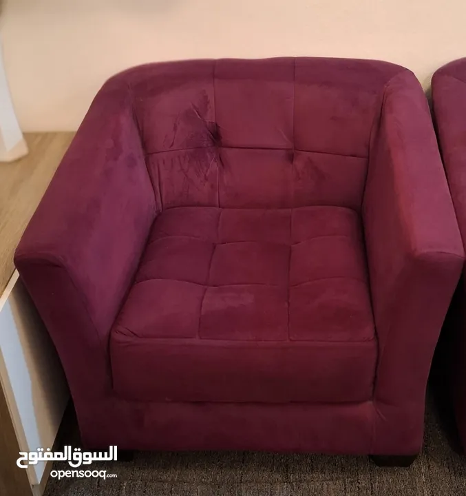 طقم كنب لون عنابي للبيع بحاله ممتازة