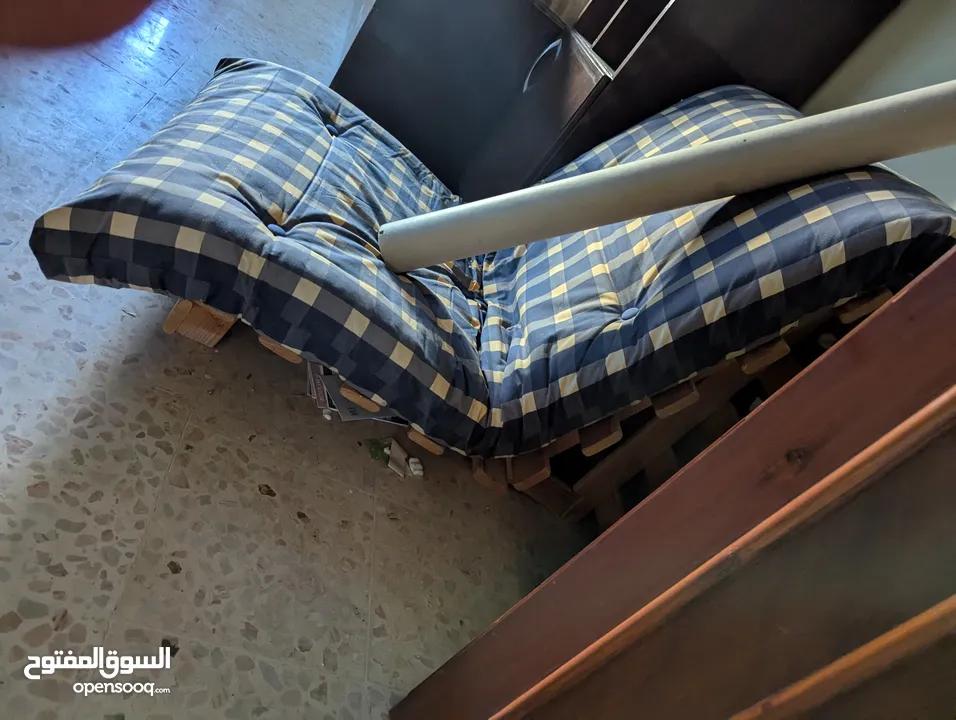 اثاث كنب ومكاتب بحاله جيده خشب وحديد