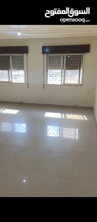 شقة فارغة للايجار في المدينه الرياضيه 3 نوم 320