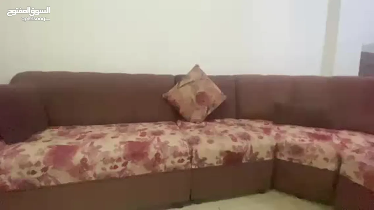 كنب زاوية مع كراسي ملكية للبيع بحالة ممتازة