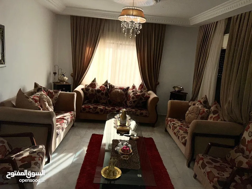 غرفة نوم وسفرة وضيوف
