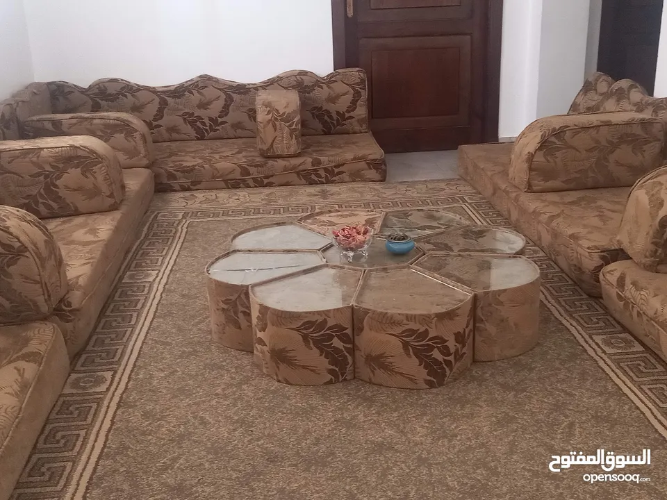 جلسة عربية بحالة جيدة جدا مع مراكي وطاولات