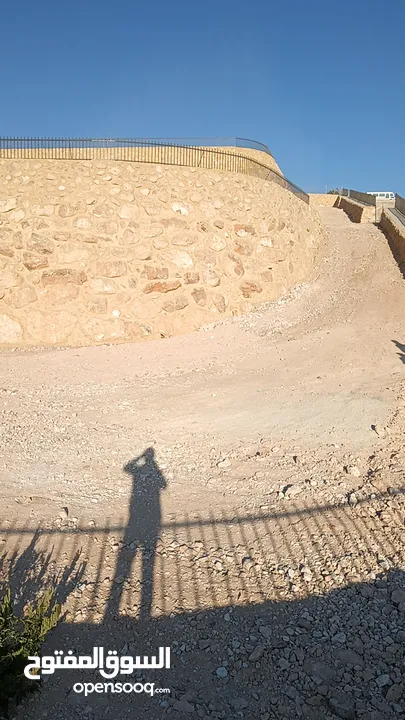 بناء سناسل حجريه استصلاح ارض زراعيه  تشييك المزارع تعبيد الشوارع تعبيد الساحات ملاعب شاليهات