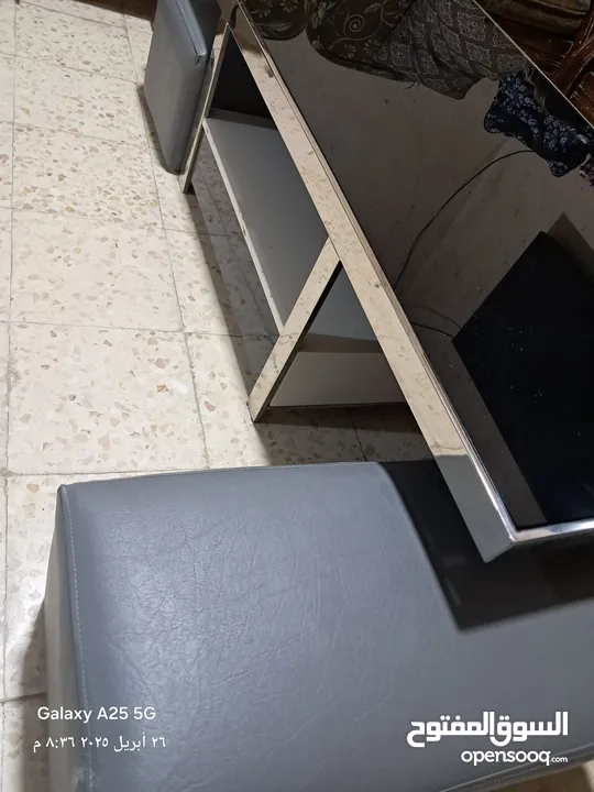 طاولة وسط زجاج سيكوريت معها مقاعد تنين سكني للبيع
