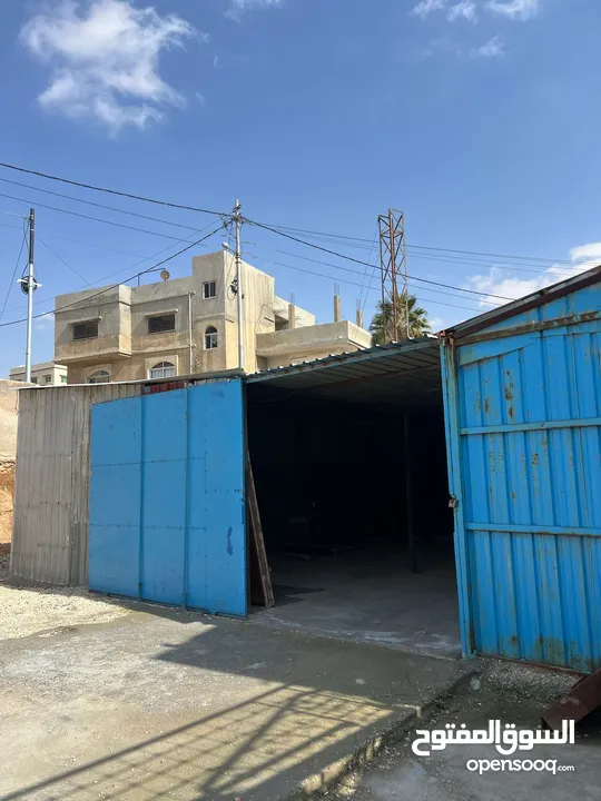 مخازن على شارع رئيسي مع هنجر كبير