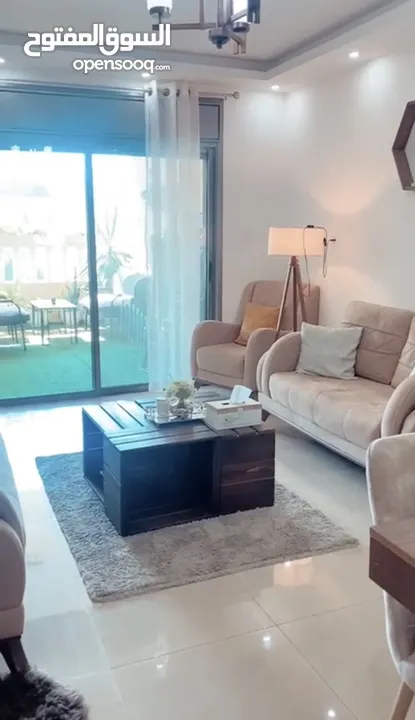 شقة العمر بين اديك ومفروشة كل اشي موجود ما في داعي تشتري اشي الصيف مكيفات الشتاء تدفئة مركزية