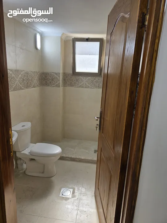 شقه للايجار السنوي جديده لم تسكن بعد والعماره جديده متوفر مصعد وكراج سياره