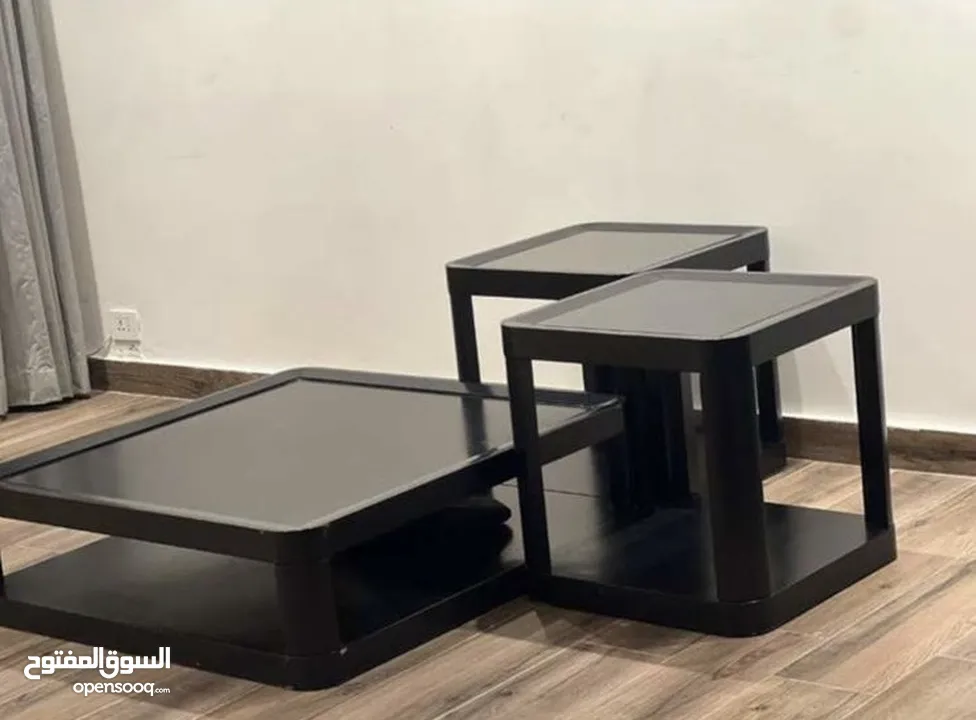 طاولات لون اسود