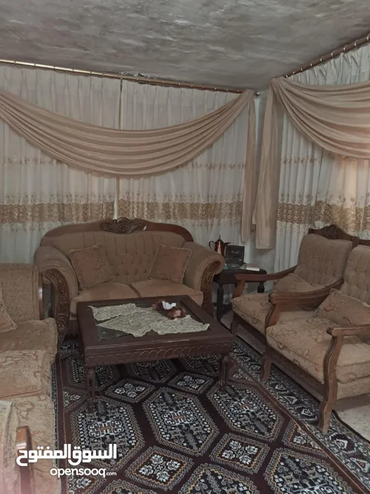 بيت ارضي مستقل بحاجه الا صيانة السقوف بيت اسكان مضاف عليه غرفه 5/4حمام ماستر حمام عادي مطبخ 5/4