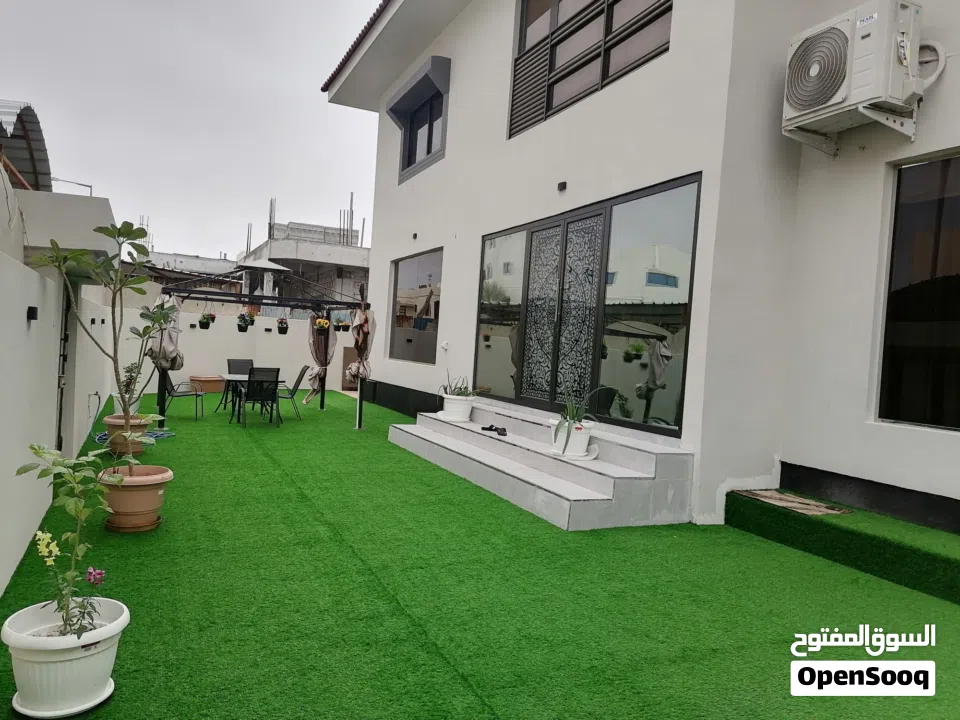 للبيع فيلا فاخرة في مدينة حمد الدوار السابع موقع مميز كما يوجد عدد من البيوت في مدينة حمد