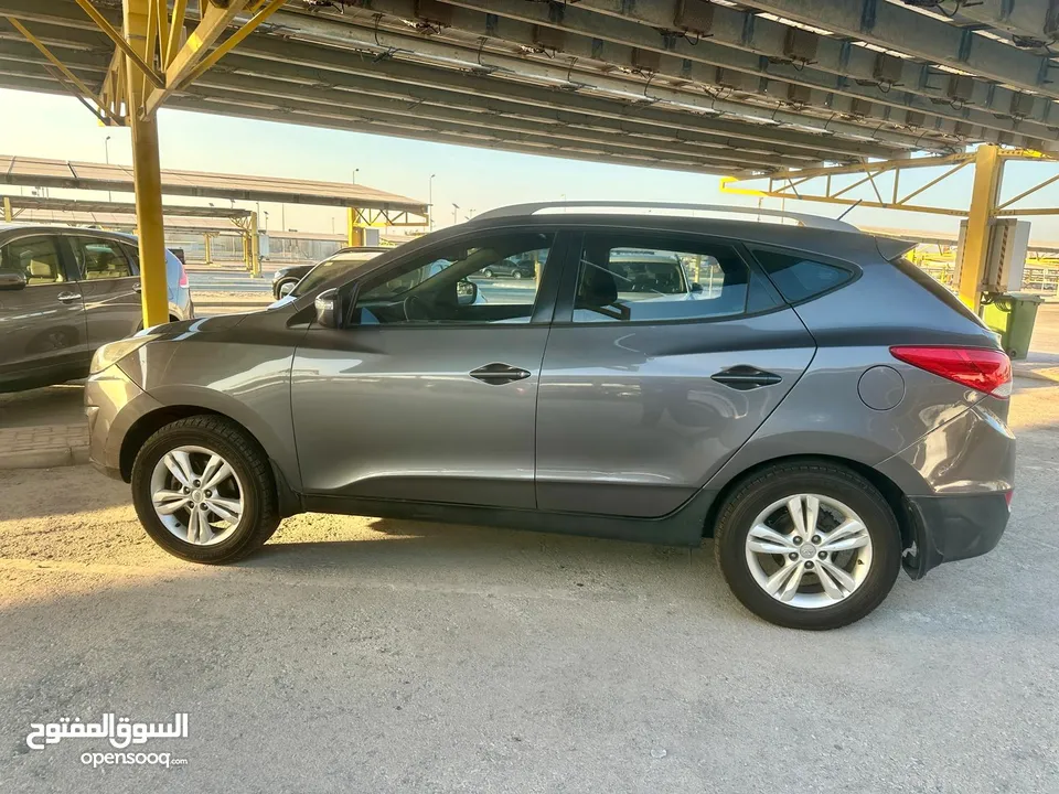 Hyundai Tucson 2013 2.0L full option for sale..