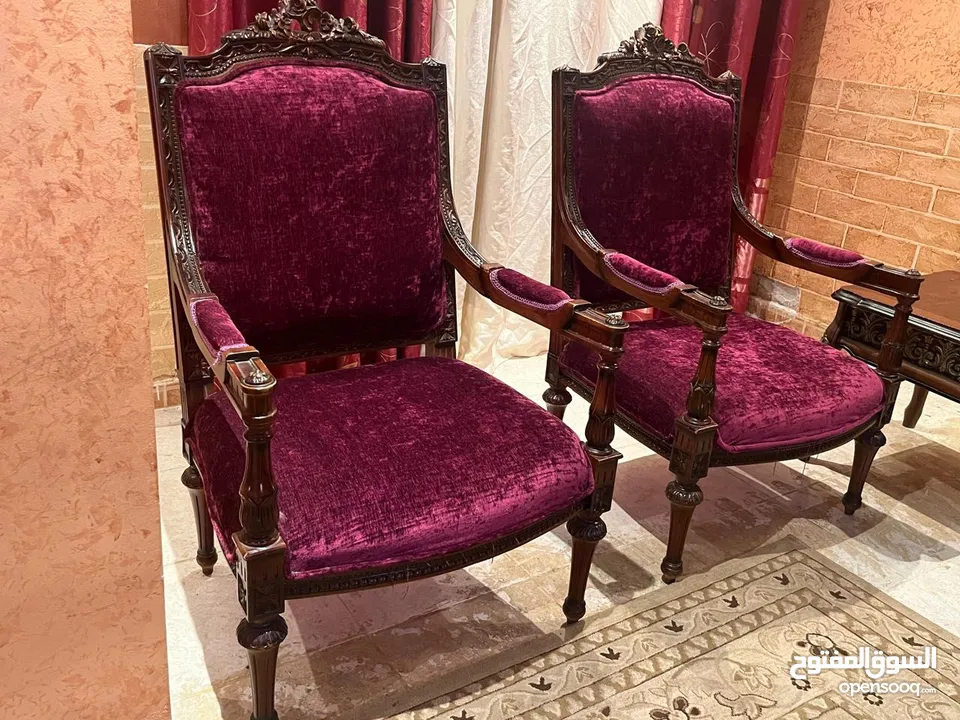 طقم كنب مع سجاده وطاولات للبيع وملحقات أخرى