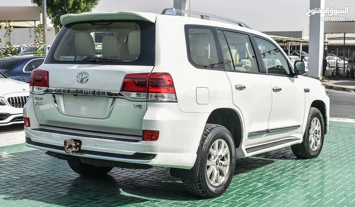 Toyota Land Cruiser V8 2016 GCC - with sunroof