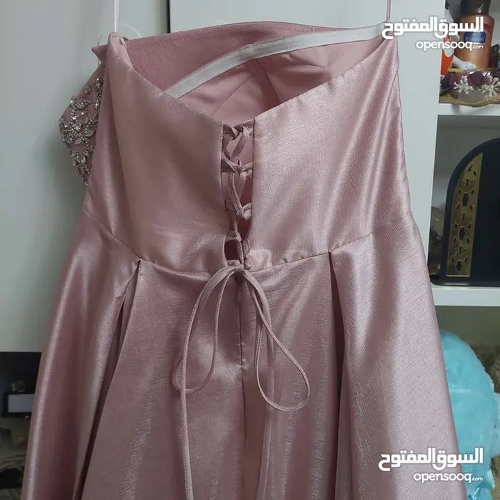 فستان لون سومو للبيع لبسة مرة واحدة ع التخرج فخم و جميل محجر من الامام وباكلس ومن الخلف لديه رباطات