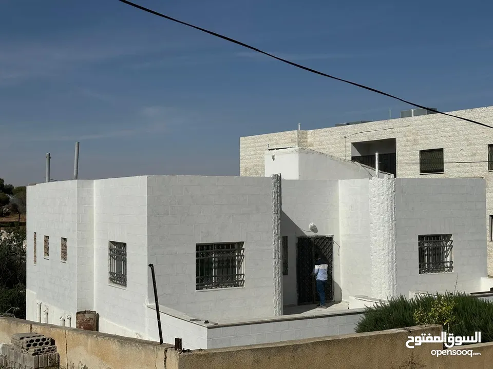 بيت مستقل مكون من طابق ارضى و تسوية للبيع على دونم أرض - الكرك / ابو حمور - بجانب مديرية الزراعة