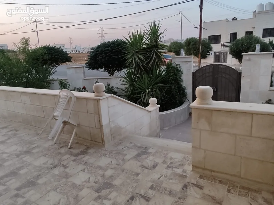 منزل مستقل ومطل للبيع واجهات حجر ومنطقة هادئة جداً وقريب من جميع الخدمات