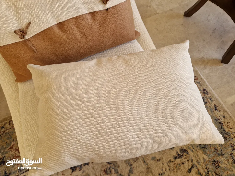 1 Cushion with filling مخدة واحدة مع حشوة