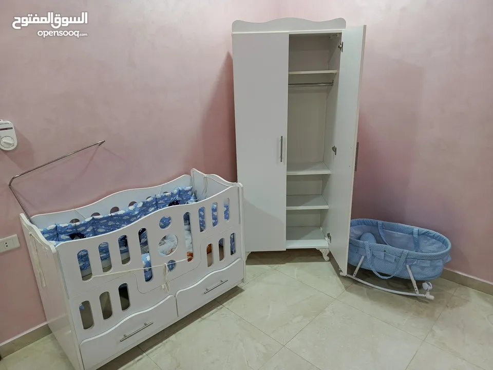 تخت بيبي لون أبيض بحالة الوكالة لعمر ست سنوات