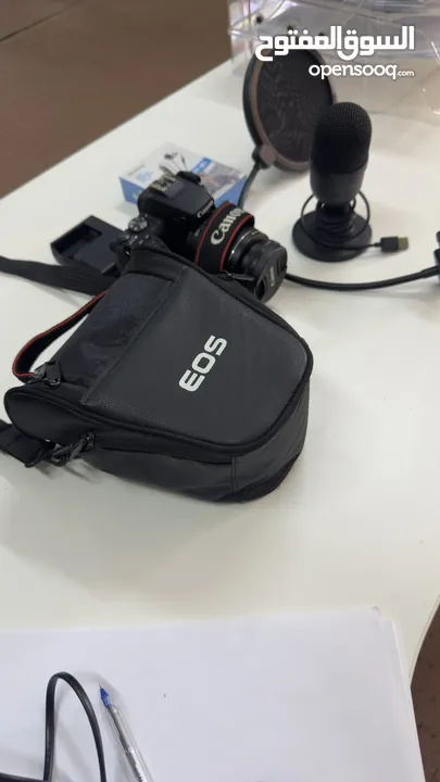 كاميرا كانون للتصوير الاحترافي EOS 250 D بحاله الوكالةاستعمال خفيف بدون اي خدوش او كسور او تصليحات