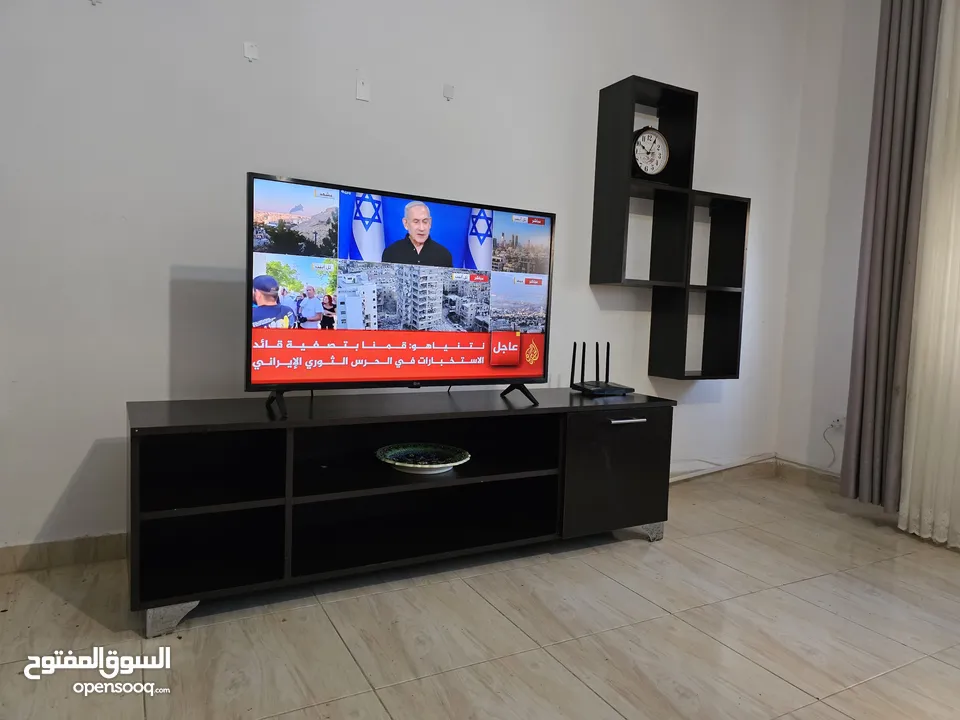 طاولة تلفزيون مع رفوف ديكور خشب ثقيل
