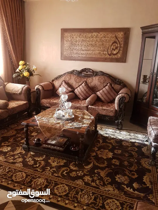 طقم كنب سبع مقاعد وسفرة ثمانية مقاعد للبيع