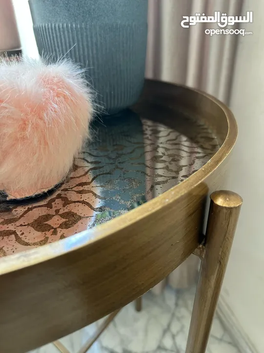 طاولتين خشب قاعده حديد من Ashley للبيع بسعر مغري مستعمل استعمال بسيط طاولتين خشب قاعده حديد