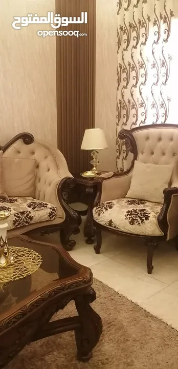 طقم كنب خشب زان للبيع مع البرادي بحاله الجديد
