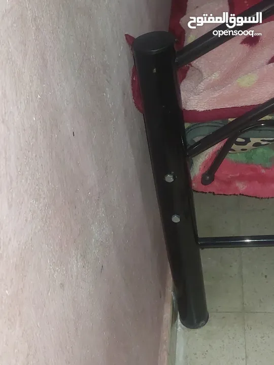 تخت مفرد عدد 3 بحاله الوكاله تم شرائهم خلال اسبوعين والبيع بداعي السفر