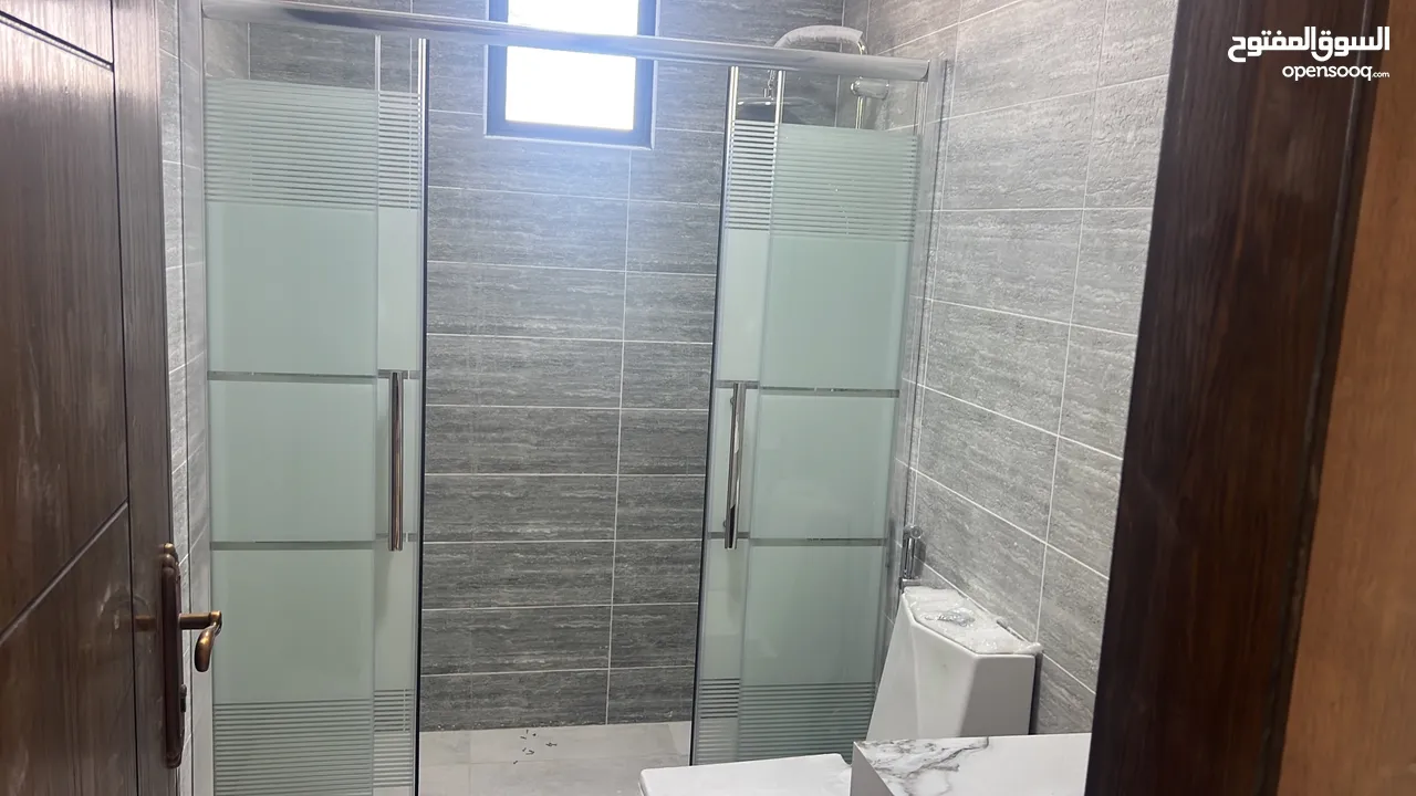 شقق طابقيه ارضيه  جديده فاخره في الزرقاء الجديده شارع الونك ( الكرامه )