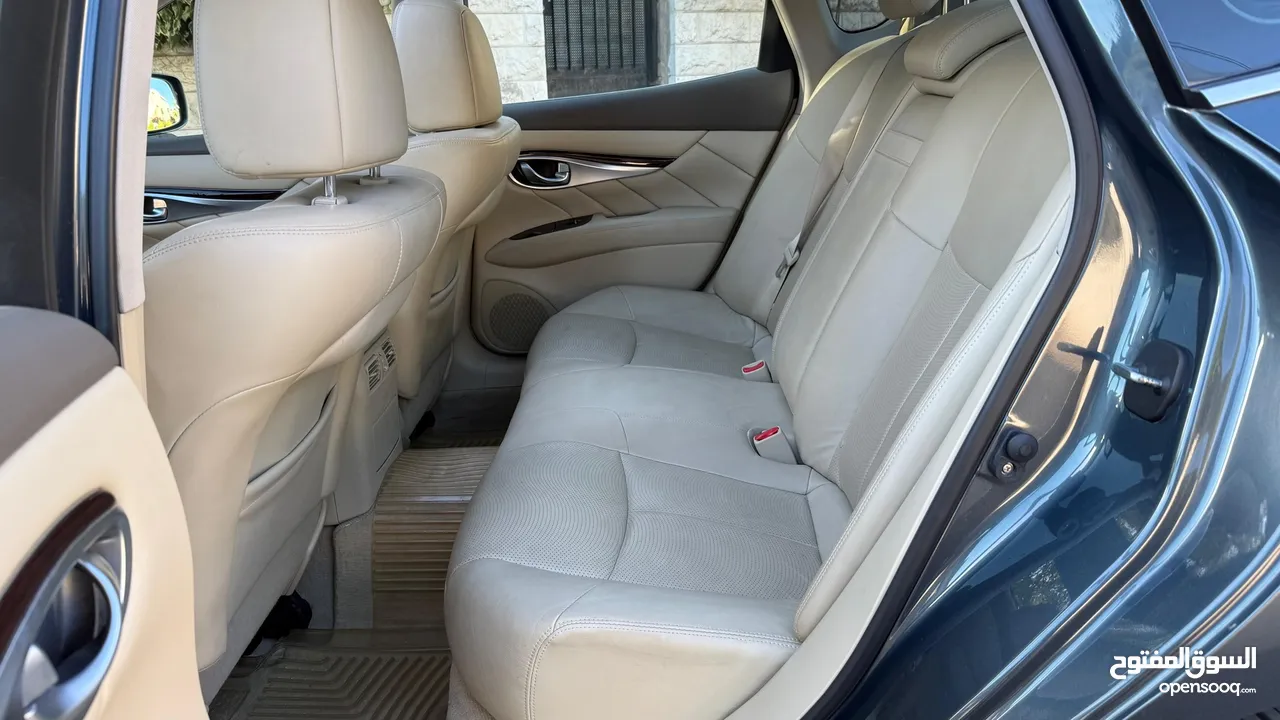 سيارة إنفينيتي Q70 2014 للبيع