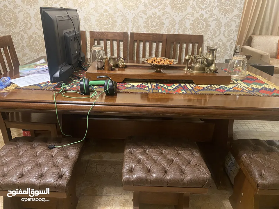 غرفة ضيوف 7 مقاعد بحالة جيدة جدا وطاولة سفرة 8 مقاعد بحالة جيدة خشب بلوط وغسالة
