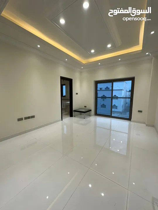 شقة فاخرة 3 غرف وصالة للايجار في العذيبة - Luxurious 3BHK apartment for rent in Aziba