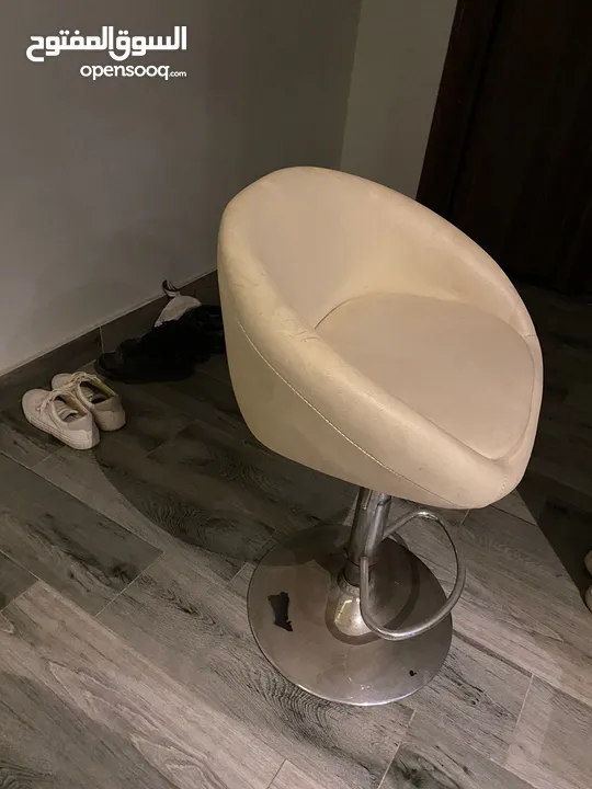ترابيزة رسم هندسي 80*120 مع كرسي جلد فاخر مشتراة من سمير وعلي أستعمال خفيف بحالة ممتازة