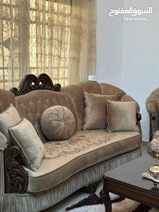 مضافه للبيع بالكامل شبه جديد لم يتم الجلوس عليها  طقم كنب وطقم طاولات بردايه وسجاده تركي طقم بالكامل