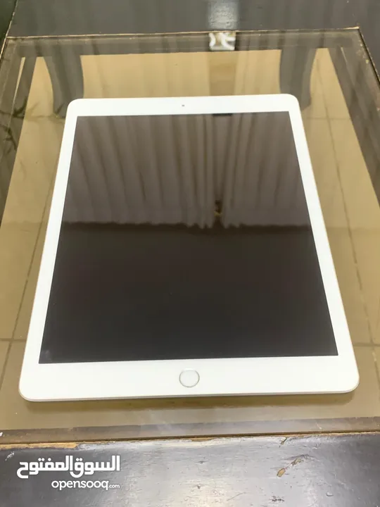 للبيع iPad جيل 7 – 32 GB فضي – حالة ممتازة