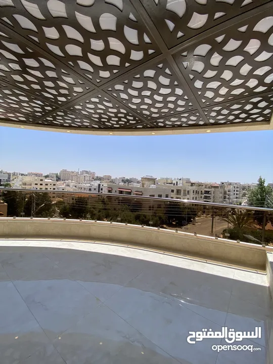 شقة طابق اخير مع روف 230 متر وتراس 100 متر على شارعين  طريق المطار خلف المدارس العالمية بسعر مميز